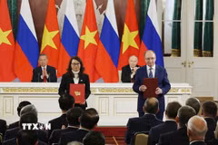 Tổng Bí thư, Chủ tịch nước Tô Lâm và Tổng thống Nga Vladimir Putin chứng kiến Lễ trao văn kiện hợp tác giữa hai nước. (Ảnh: Thống Nhất/TTXVN)