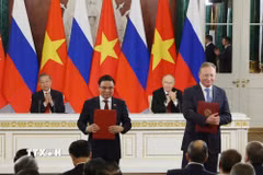 Tổng Bí thư, Chủ tịch nước Tô Lâm và Tổng thống Nga Vladimir Putin chứng kiến Lễ trao văn kiện hợp tác giữa hai nước. (Ảnh: Thống Nhất/TTXVN)