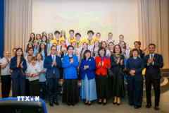Bà Ngô Phương Ly - Phu nhân Tổng Bí thư, Chủ tịch nước Tô Lâm - thăm Trường phổ thông số 1253. (Ảnh: Tâm Hằng/TTXVN)