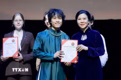 Bà Ngô Phương Ly - Phu nhân Tổng Bí thư, Chủ tịch nước Tô Lâm - trao giải thưởng cho các sinh viên có thành tích xuất sắc. (Ảnh: Tâm Hằng/TTXVN)