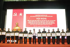 Các cá nhân có thành tích trong thực hiện nhiệm vụ tìm kiếm, quy tập và xác định danh tính hài cốt liệt sỹ được nhận Bằng khen của Chủ tịch Ủy ban Nhân dân thành phố Bắc Ninh. (Ảnh: Thanh Thương/TTXVN)