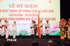 Thượng tướng Đặng Hồng Đức, Ủy viên Trung ương Đảng, Thứ trưởng Bộ Công an, thừa ủy quyền của Chủ tịch nước trao Huân chương Bảo vệ Tổ quốc hạng Nhì cho Phòng Cảnh vệ miền Nam. (Ảnh: Hồng Đạt/TTXVN)