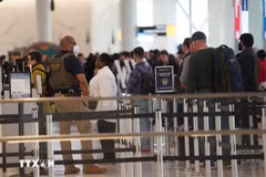 Nhân viên Cơ quan Thực thi Di trú và Hải quan Mỹ tuần tra tại sân bay ở New York. (Ảnh: THX/TTXVN phát)