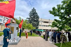 Cán bộ, nhân viên Đại sứ quán, đại diện Hội người Việt Nam tại Bulgaria, Hội Thanh niên-Sinh viên Việt Nam tại Bulgaria cùng các đại biểu đã dâng hoa tại tượng đài Chủ tịch Hồ Chí Minh. (Ảnh TTXVN phát)