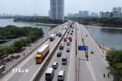 Các phương tiện di chuyển trên đường Vành đai 3 trên cao. (Ảnh: Quốc Khánh/TTXVN)
