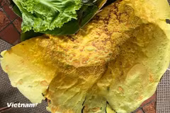 Bánh xèo là món ăn quen thuộc trong đời sống của người dân vùng sông nước Nam Bộ. (Nguồn: Vietnam+)