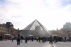 Du khách tại bảo tàng Louvre ở Paris, Pháp. (Nguồn THX/TTXVN)