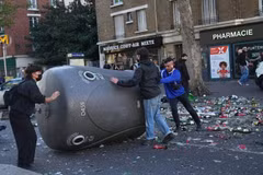 Những người tham gia chặn một con phố trong phong trào xã hội "Bloquons Tout" ở Paris. (Nguồn: AP)