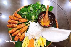 Nem lụi- một trong những biểu tượng ẩm thực của xứ Huế. (Nguồn: Vietnam+)