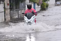 Ngập lụt do mưa lớn kéo dài tại Bangkok, Thái Lan. (Ảnh: THX/TTXVN phát)