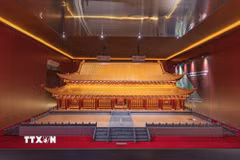 Mô hình nghiên cứu phục dựng hình ảnh Điện Kính Thiên thời Lê sơ được giới thiệu tại Hoàng thành Thăng Long. Quá trình tái hiện kiến trúc được xây dựng trên bốn nhóm tư liệu gồm khảo cổ học, mô hình kiến trúc, tư liệu minh văn và nghiên cứu so sánh với kiến trúc cung điện cổ tại Đông Á. (Ảnh: Phạm Tuấn Anh/TTXVN)