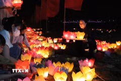Nghi lễ này nhằm tưởng nhớ, tri ân các anh hùng, liệt sỹ đã hy sinh vì Tổ quốc ở các thời đại. Đặc biệt cầu siêu cho vong hồn tướng sỹ nhà Trần trong cuộc kháng chiến chống giặc Nguyên Mông và vong hồn những người bại trận trên sông Lục Đầu. (Ảnh: Mạnh Minh/TTXVN)