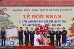 Các đồng chí lãnh đạo tỉnh Bắc Ninh trao Chứng nhận Di sản Văn hóa Phi Vật thể Quốc gia lễ hội truyền thống - Lễ hội Lim cho lãnh đạo 2 xã Liên Bão và Tiên Du. (Ảnh: Thanh Thương/TTXVN)