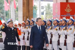 Tổng Bí thư Tô Lâm duyệt Đội Danh dự Quân đội Nhân dân Việt Nam tại lễ đón. (Ảnh: Trọng Đức/TTXVN)
