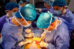 Êkíp thực hiện ca ghép thận cho bệnh nhân tại Bệnh viện Đa khoa tỉnh Quảng Ninh. (Ảnh: TTXVN phát)