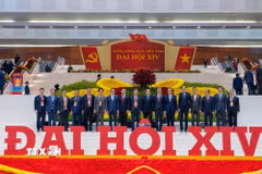 Đại sứ Trịnh Đức Hải (thứ ba, từ phải sang) cùng các đại biểu dự Đại hội XIV của Đảng. (nguồn: TTXVN phát)