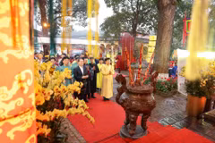 Các đại biểu và du khách dâng hương, dâng hoa, bày tỏ lòng thành kính đối với tổ tiên, các bậc tiền nhân đã có công dựng nước và giữ nước. (Ảnh: Thanh Tùng/TTXVN)