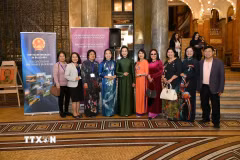 Đại sứ Nguyễn Thị Minh Nguyệt chụp ảnh cùng các đại biểu tại sự kiện. (Nguồn: TTXVN phát)