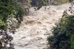 Sông Bagmati dâng cao, tràn bờ sau nhiều ngày mưa lớn liên tục, gần một ngôi đền ven sông và các công trình lân cận tại Kathmandu, Nepal ngày 25/9/2026. (Ảnh minh họa: ANI/TTXVN phát)
