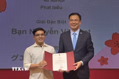 Đại sứ Việt Nam tại Nhật Bản Phạm Quang Hiệu trao Thư khen cho thí sinh Nguyễn Văn Đạt, giành giải Đặc biệt. (Ảnh: Nguyễn Tuyến/TTXVN)