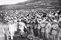 Chủ tịch Hồ Chí Minh đi thăm và kiểm tra một đơn vị bộ đội miền Nam tập kết ra Bắc đang diễn tập trước khi trở lại chiến trường miền Nam (6/1957). (Ảnh: TTXVN)