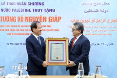 Đại sứ Đặc mệnh toàn quyền Nhà nước Palestine tại Việt Nam Saadi Salama trao tặng Huân chương Đại Huân đai, phần thưởng cao quý của Nhà nước Palestine cho đại diện gia đình cố Đại tướng Võ Nguyên Giáp. (Ảnh: An Đăng/TTXVN)