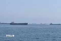 Tàu thuyền di chuyển qua eo biển Hormuz. (Ảnh: THX/TTXVN)