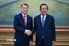 Thủ tướng Lê Minh Hưng đến chào Chủ tịch Đảng Nhân dân Campuchia, Chủ tịch Thượng viện Hun Sen. (Ảnh: Dương Giang/TTXVN)
