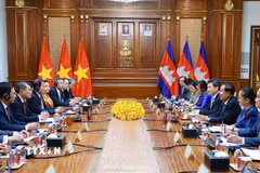 Thủ tướng Lê Minh Hưng đến chào Chủ tịch Đảng Nhân dân Campuchia, Chủ tịch Thượng viện Hun Sen. (Ảnh: Dương Giang/TTXVN)