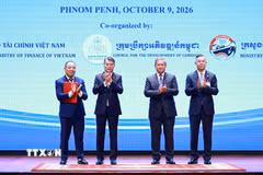 Thủ tướng Lê Minh Hưng và Thủ tướng Campuchia Hun Manet chứng kiến trao thỏa thuận hợp tác giữa doanh nghiệp Việt Nam-Campuchia. (Ảnh: Dương Giang/TTXVN)