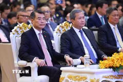 Thủ tướng Lê Minh Hưng và Thủ tướng Campuchia Hun Manet tham dự Diễn đàn Doanh nghiệp Việt Nam-Campuchia 2026. (Ảnh: Dương Giang/TTXVN)