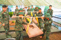Các chiến sỹ di dời, cất bốc các phần mộ liệt sỹ chưa xác định được thông tin, nhằm phục vụ công tác giám định ADN tại Nghĩa trang Liệt sỹ Độc Lập. (Ảnh: Phan Quân/TTXVN)