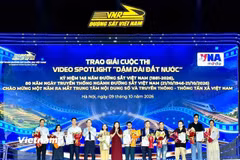 Phó Tổng Giám đốc TTXVN Nguyễn Thị Sự và Phó Tổng Giám đốc Tập đoàn Đường sắt Quốc gia Việt Nam Nguyễn Quốc Vượng trao giải cho các tác giả đoạt giải Video Spotlight Dặm dài đất nước. (Nguồn: Vietnam+)