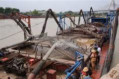 Hình ảnh khai thác cát trái phép của các đối tượng trên sông Đào (Ninh Bình). (Nguồn: TTXVN)