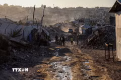 Người dân tại trại tị nạn ở Dải Gaza. (Ảnh: THX/TTXVN phát)