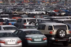 Ôtô nhập khẩu tại cảng Long Beach, California, Mỹ. (Ảnh: Getty Images/TTXVN)