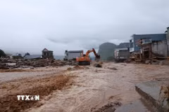 Quốc lộ 32 khu vực đội 11 (nay là Bản Chít) tan hoang do lũ dữ càn quét. (Ảnh: Quý Trung/TTXVN)