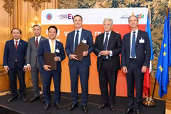 Ông Nguyễn Ngọc Nghị, Phó Tổng Giám đốc T&T Group, Chủ tịch T&T Energy Group và Ông Arnaud Lenail Chouteau, Phó Chủ tịch Cấp cao kiêm Tổng Giám đốc TotalEnergies Gas & Power Activities trao biên bản ghi nhớ về hợp tác phát triển Dự án điện khí LNG Long Sơn. (Ảnh: Anh Chiến/Vietnam+)