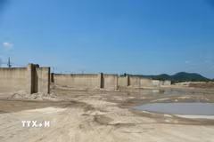 Mỏ cát bị tạm dừng hoạt động do chưa đáp ứng yêu cầu giám sát. (Ảnh: Trịnh Duy Hưng/TTXVN)
