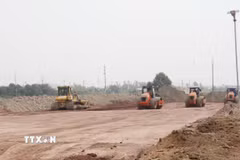 Đường giao thông D1, hoàn trả và kết nối hạ tầng đến Dự án đầu tư xây dựng đường kết nối sân bay Gia Bình với Hà Nội đang tích cực được triển khai. (Ảnh: Thanh Thương/TTXVN)