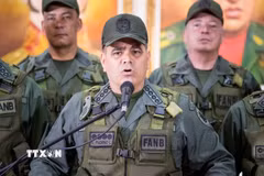 Ông Vladimir Padrino Lopez (phía trước), cựu Bộ trưởng Quốc phòng Venezuela. (Nguồn: EFE/TTXVN)