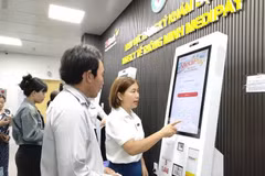 Hướng dẫn người dân đăng ký thủ tục khám bệnh. (Ảnh: Mỹ Hà/TTXVN)