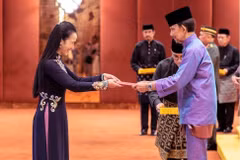 Đại sứ Đỗ Thùy Dương trình Quốc thư lên Quốc Vương Brunei Darussalam Haji Hassana Bolkiah, chiều 19/10. (Nguồn: Đại sứ quán cung cấp)
