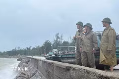 Lực lượng Công an đặc khu Bạch Long Vĩ kiểm tra khu vực âu tàu tránh trú bão. (Ảnh: TTXVN phát)