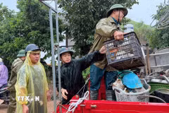 Bộ đội Biên phòng cửa khẩu Chi Ma, tỉnh Lạng Sơn giúp nhân dân vận chuyển đồ đạc ra khỏi vùng nguy cơ ngập lụt. (Ảnh: TTXVN phát)