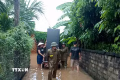 Lực lượng chức năng ở Bắc Ninh hỗ trợ người dân di chuyển tài sản đến nơi an toàn. (Ảnh: Đồng Thúy/TTXVN)