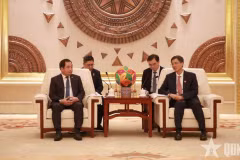 Bí thư Thành ủy Hà Nội Trần Đức Thắng hội kiến Bí thư Khu ủy Khu tự trị dân tộc Choang Quảng Tây Trần Cương. (Nguồn: Báo Quân đội Nhân dân)