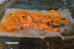 Bánh nậm chinh phục thực khách bằng lớp bột gạo mềm mịn, nhân tôm thịt đậm đà và hương thơm dịu từ lá dong hoặc lá chuối. (Nguồn: Vietnam+)