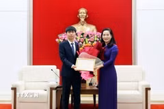 Bà Nguyễn Thị Hạnh, Phó Chủ tịch Ủy ban Nhân dân tỉnh trao thưởng cho em Ninh Quang Thắng, lớp 12 chuyên Tin, Trường Trung học phổ thông Chuyên Hạ Long. (Ảnh: Minh Đức/TTXVN)