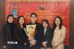 Nguyễn Thị Xuân Huệ (thứ hai, bên trái), nghiên cứu sinh chuyên ngành Ngôn ngữ học ứng dụng tiếng Anh tại Đại học Macau (Trung Quốc), Bí thư Chi bộ Lưu học sinh Việt Nam tại Hong Kong và Macau tại lễ kết nạp đảng viên mới. (Nguồn: TTXVN phát)